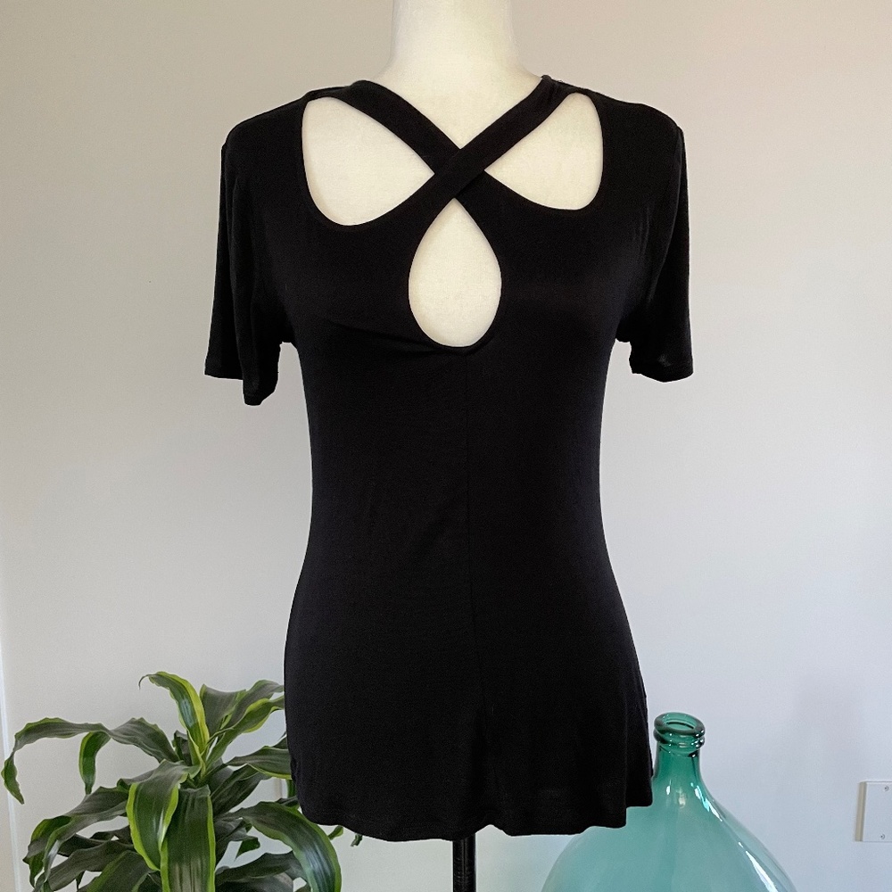 ** SOLD ** NWOT Black keyhole peekaboo shirt - Sz M